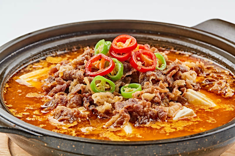 精美餐具裝的砂鍋香辣肥牛豆花