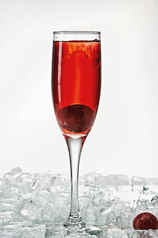 布满冰块的酒杯中的清凉桃子味预调酒