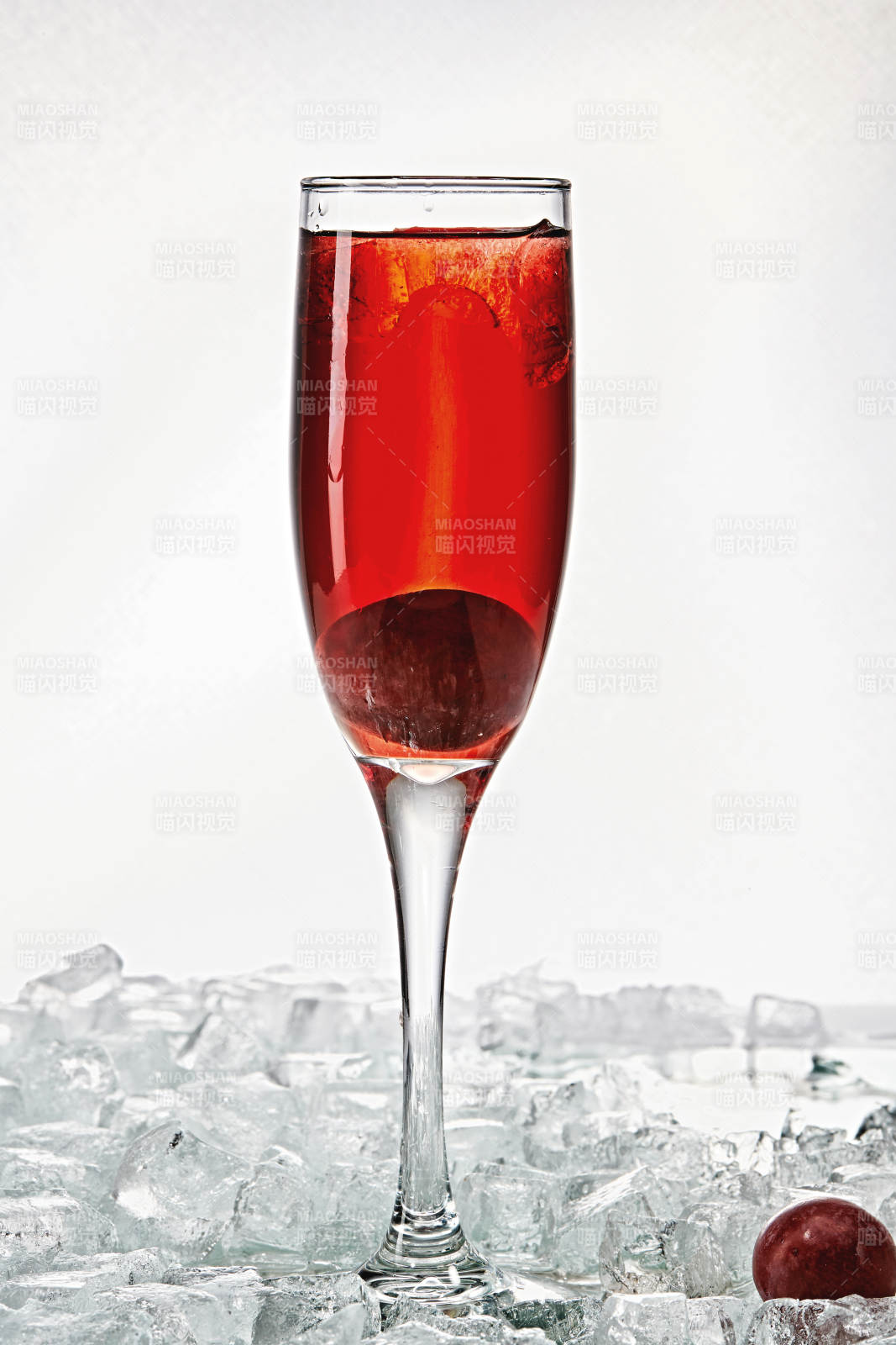 布满冰块的酒杯中的清凉桃子味预调酒