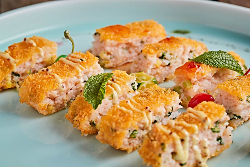 青色瓷盘装的油炸黄金虾饼