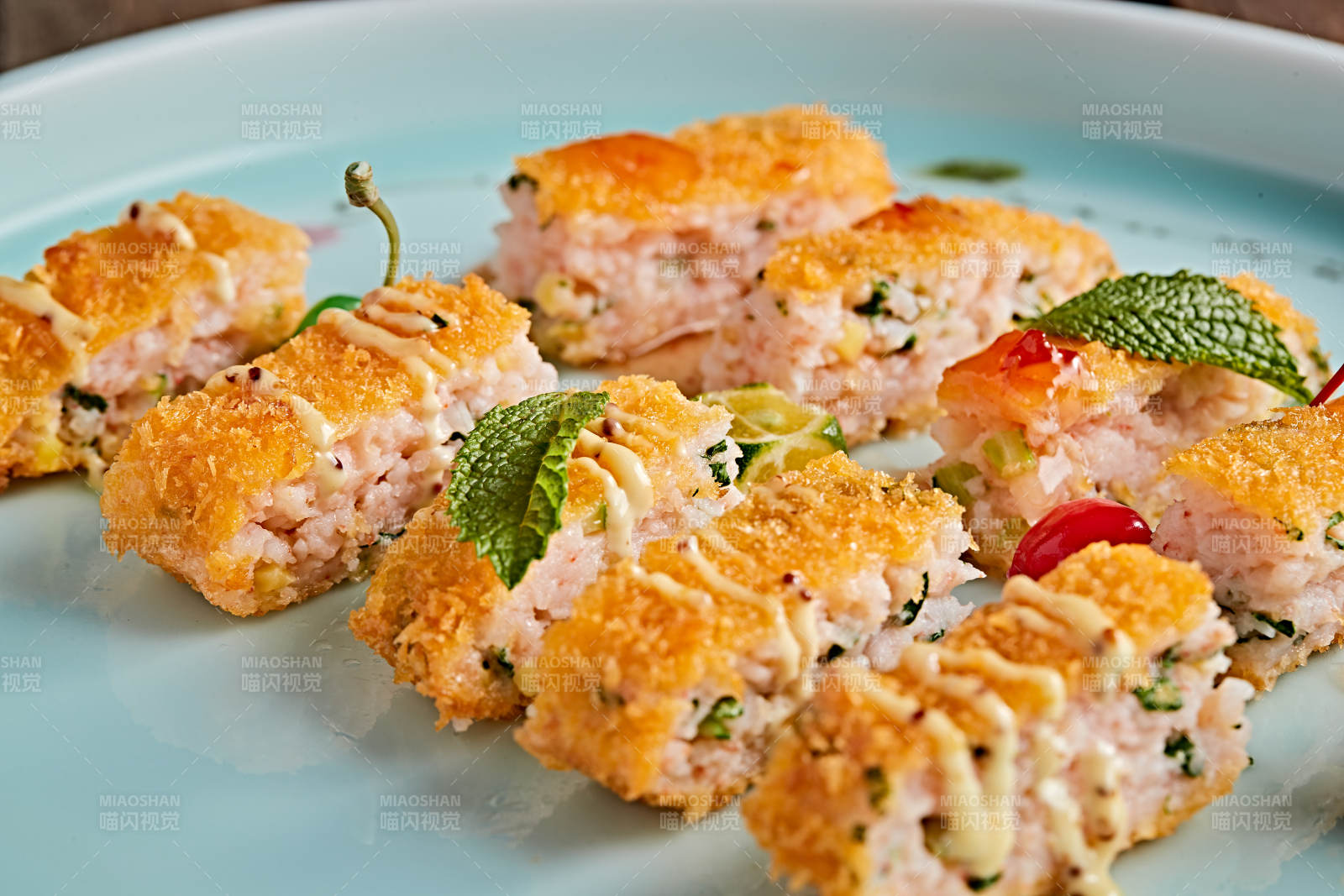 青色瓷盘装的油炸黄金虾饼