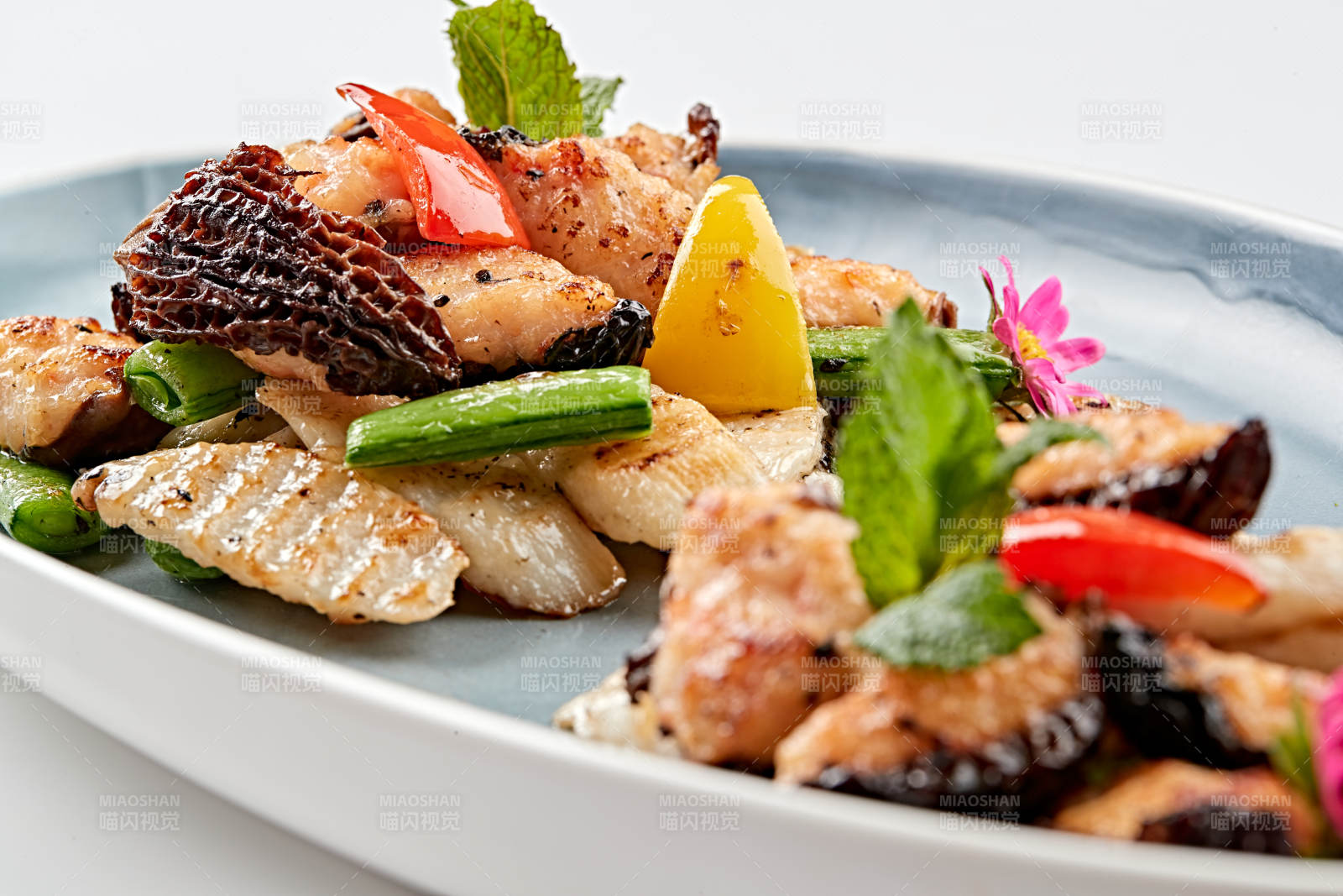 精美瓷盤裝的黑胡椒彩椒蜜豆山藥小炒羊肚菌