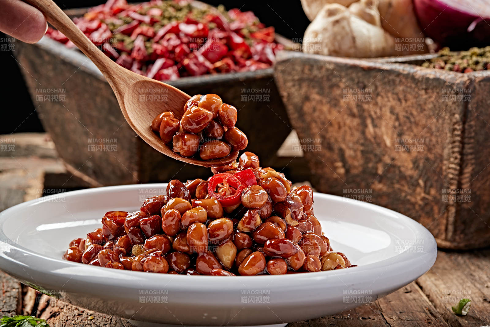 白色瓷盤裝的老醋花生米