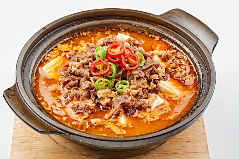 精美餐具裝的砂鍋香辣肥牛豆花