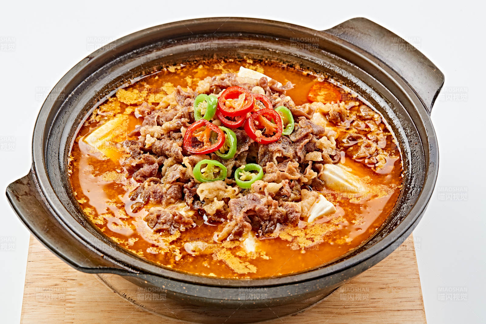 精美餐具裝的砂鍋香辣肥牛豆花