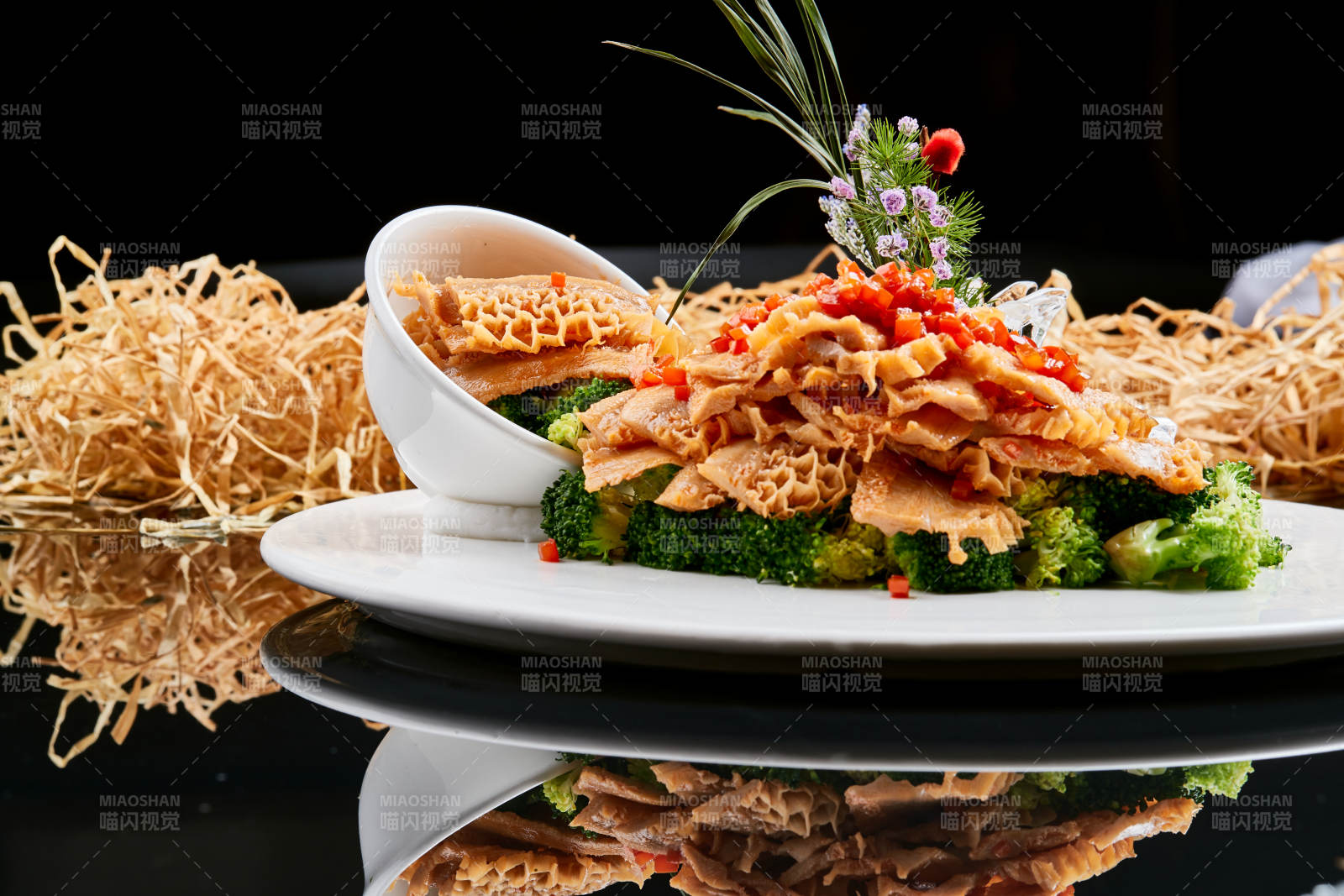 白色瓷盘装的的香辣卤味金钱肚-摄影图