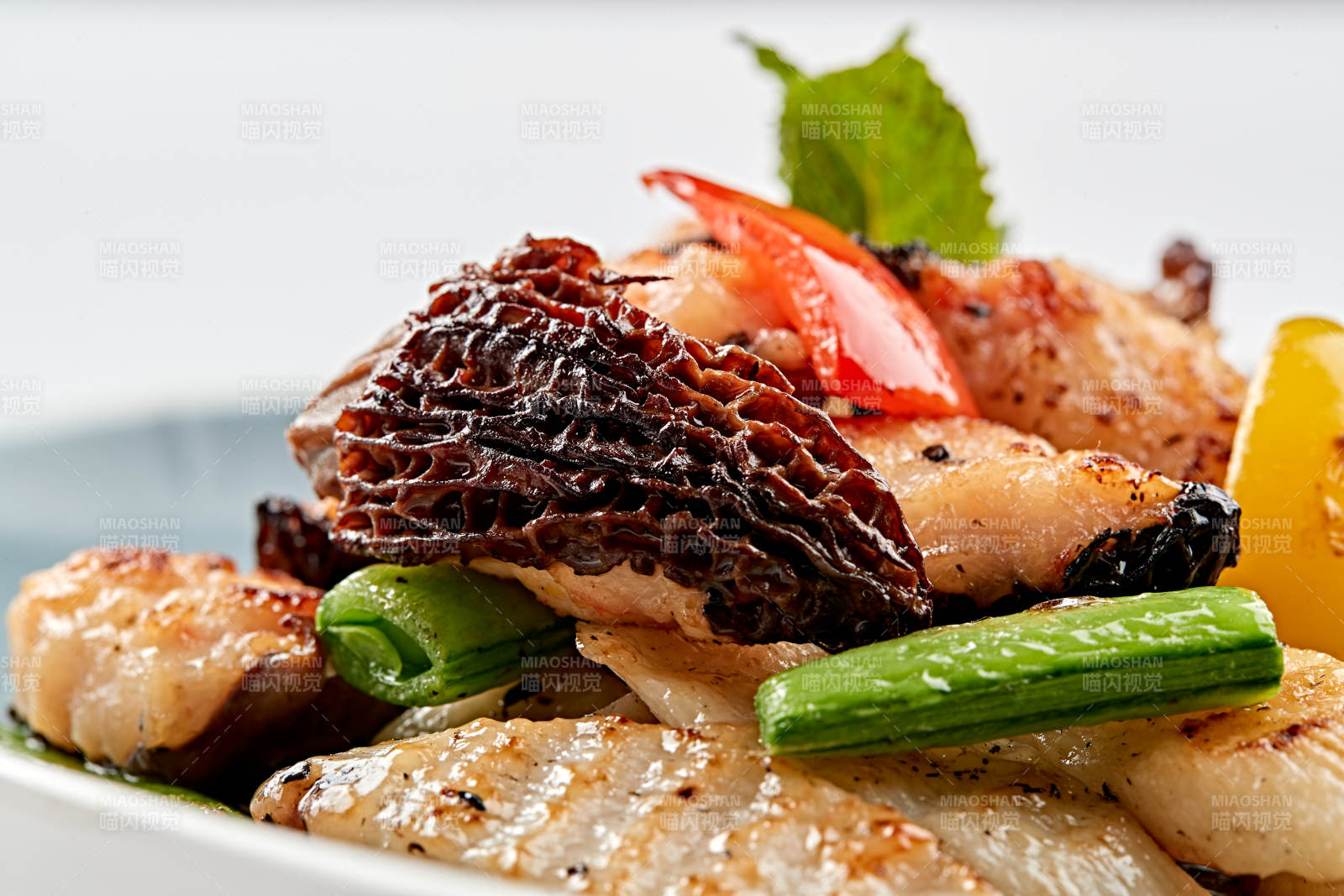 精美瓷盤裝的黑胡椒彩椒蜜豆山藥小炒羊肚菌