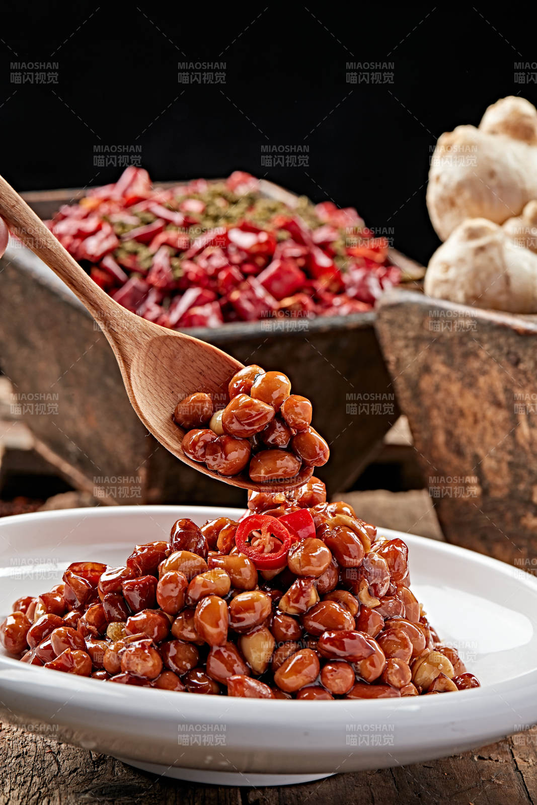 白色瓷盤裝的老醋花生米