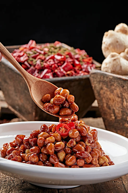 白色瓷盤裝的老醋花生米