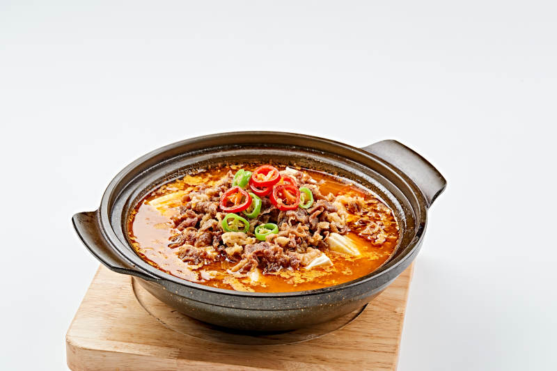 精美餐具裝的砂鍋香辣肥牛豆花