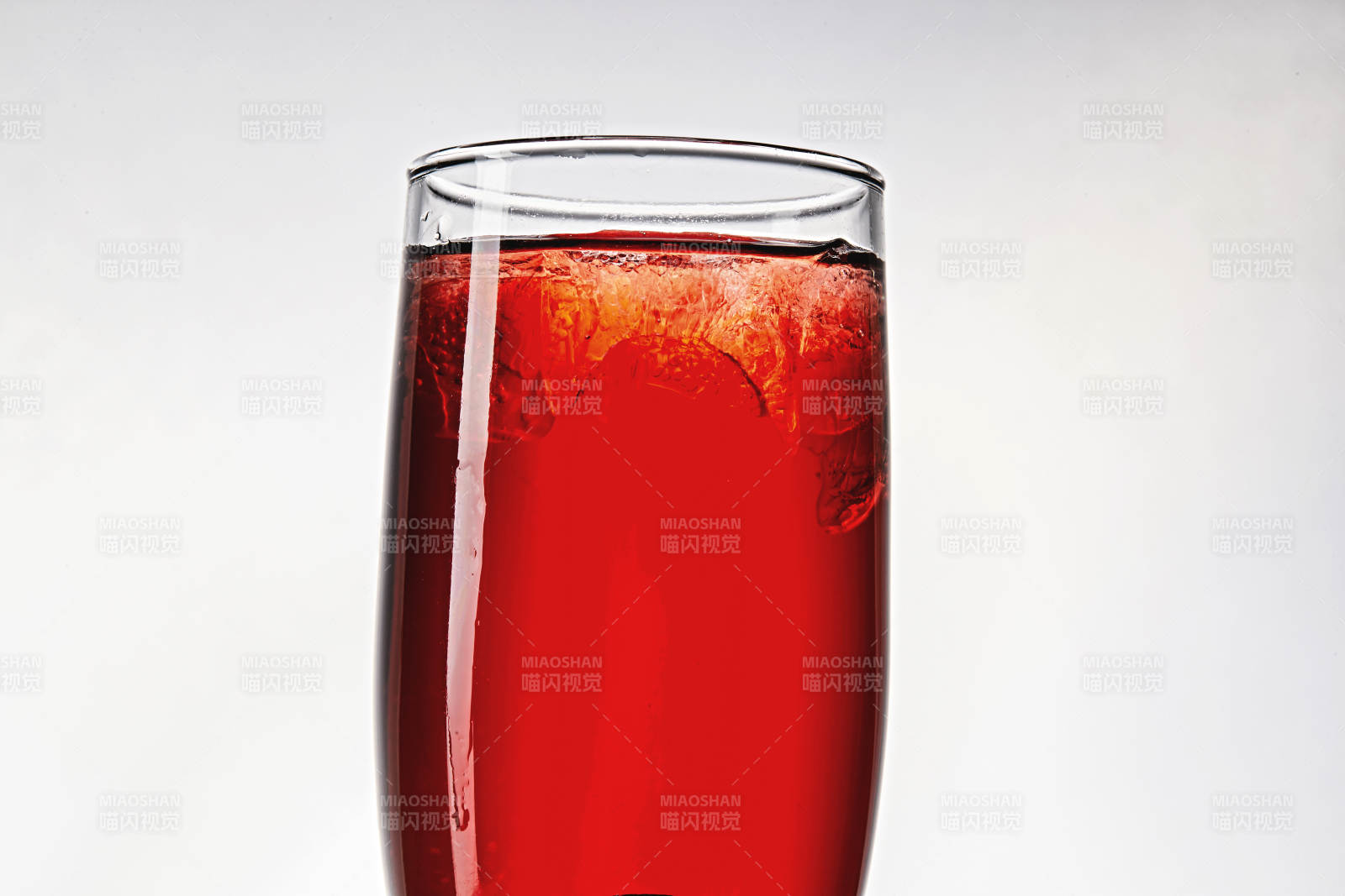 布满冰块的酒杯中的清凉桃子味预调酒