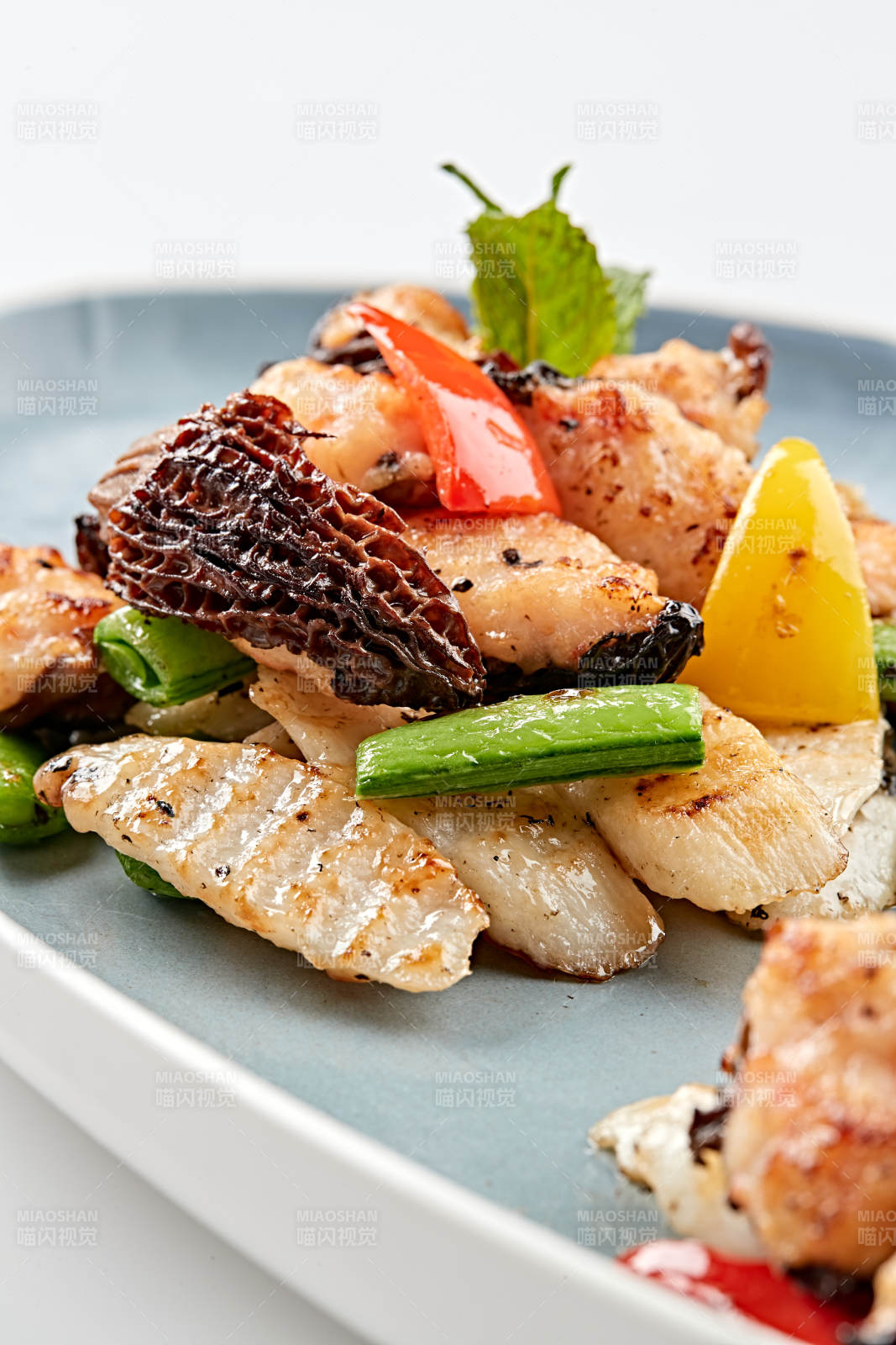 精美瓷盤裝的黑胡椒彩椒蜜豆山藥小炒羊肚菌