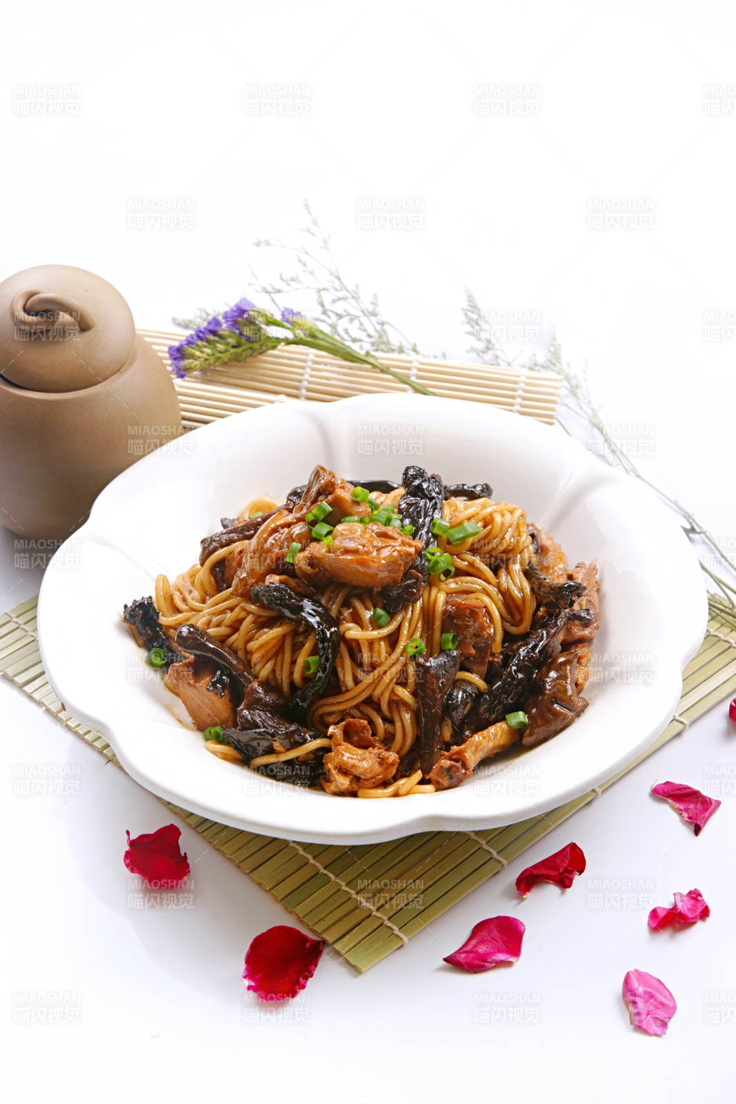 松蘑鸡块炒细粉