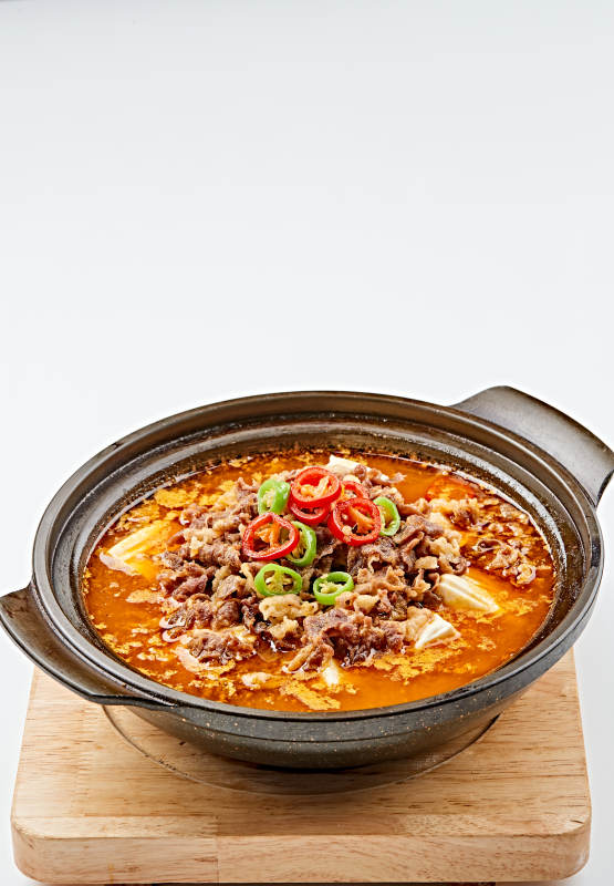 精美餐具裝的砂鍋香辣肥牛豆花