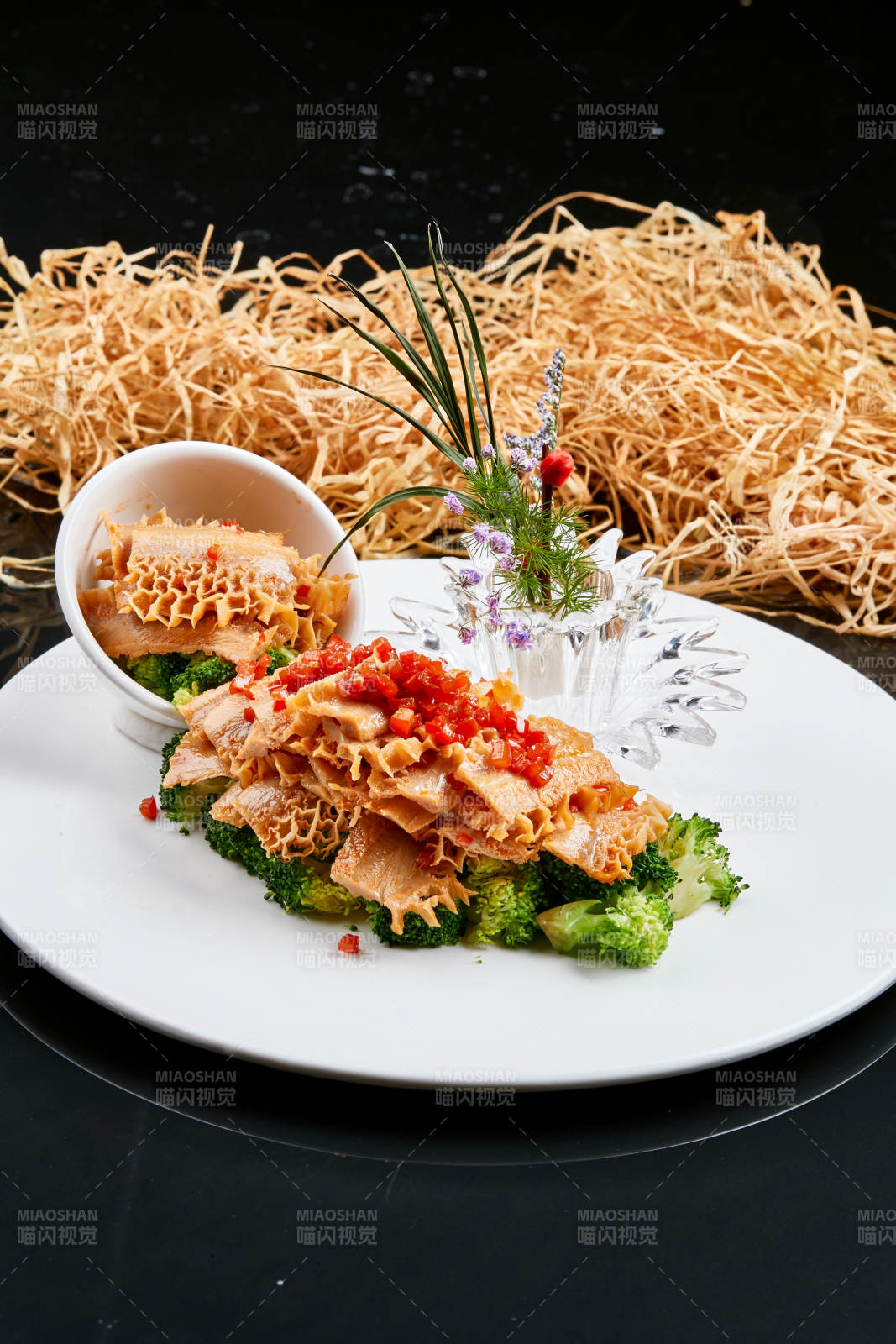 白色瓷盘装的的香辣卤味金钱肚-摄影图