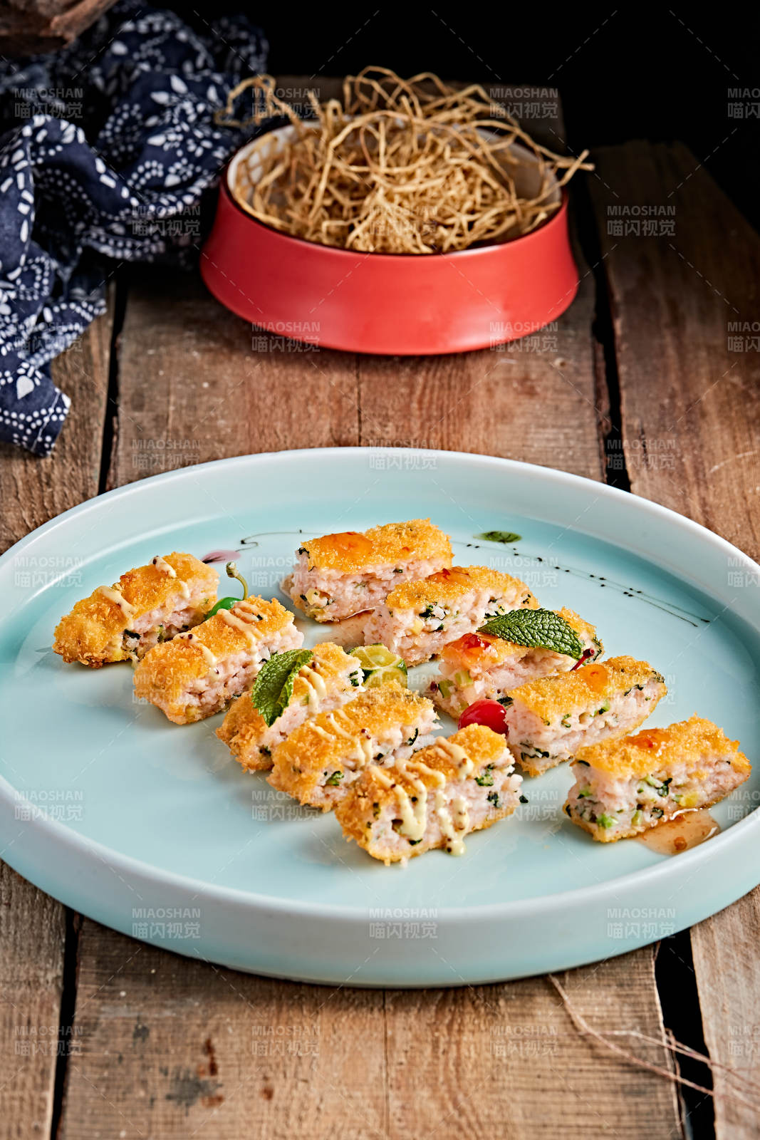 青色瓷盘装的油炸黄金虾饼