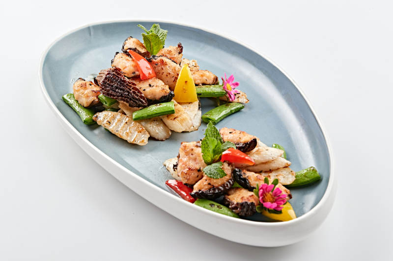 精美瓷盤裝的黑胡椒彩椒蜜豆山藥小炒羊肚菌