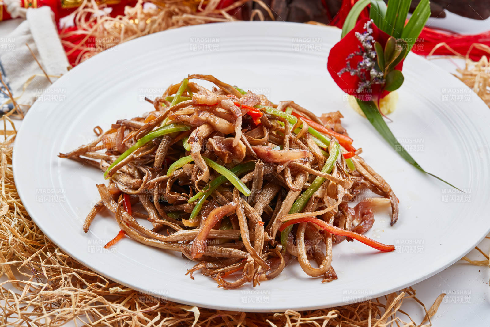 白色瓷盘装的茶树菇小炒肉丝