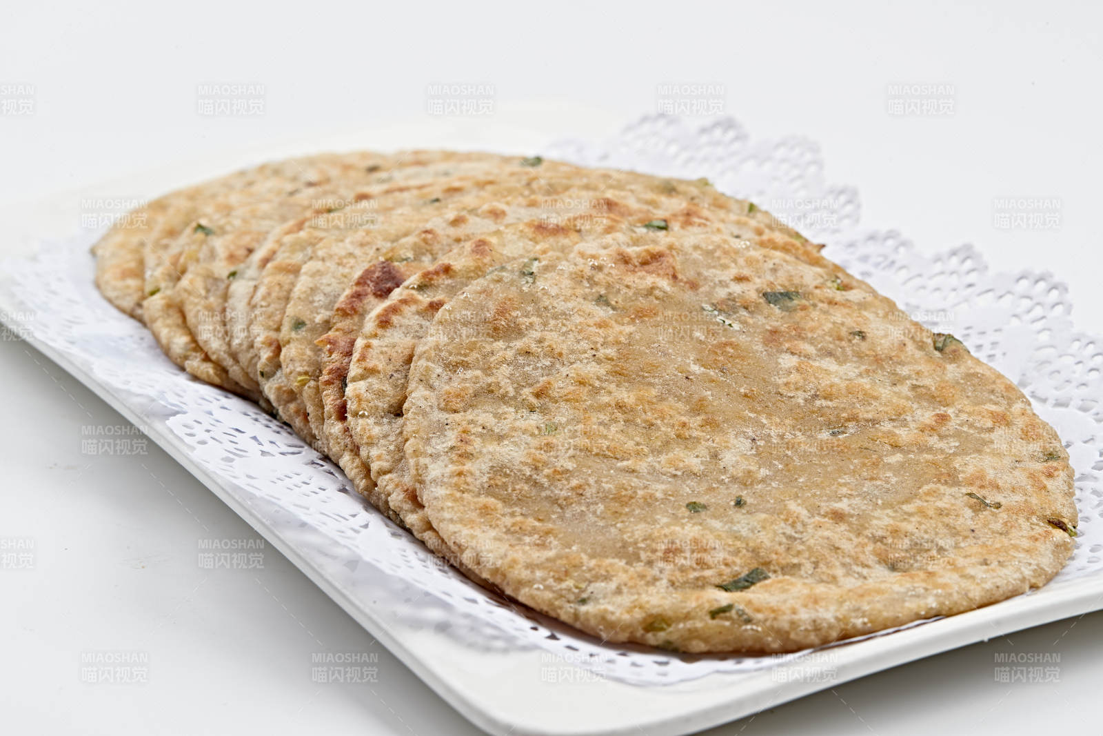 白色瓷盘装的摊野菜饼