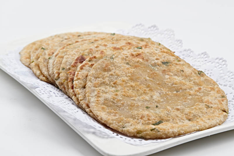 白色瓷盘装的摊野菜饼