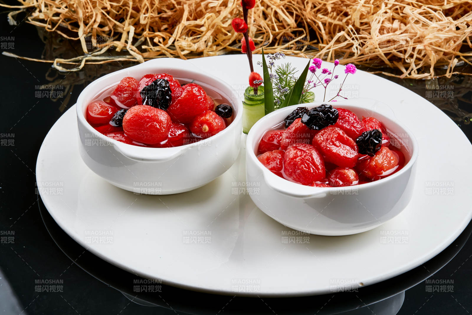 白色瓷碗裝的腌漬糖水烏梅圣女果