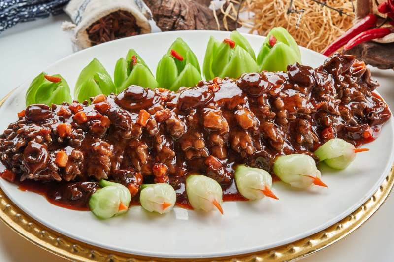 精美餐具装的山珍菌酱寿桃梅花参