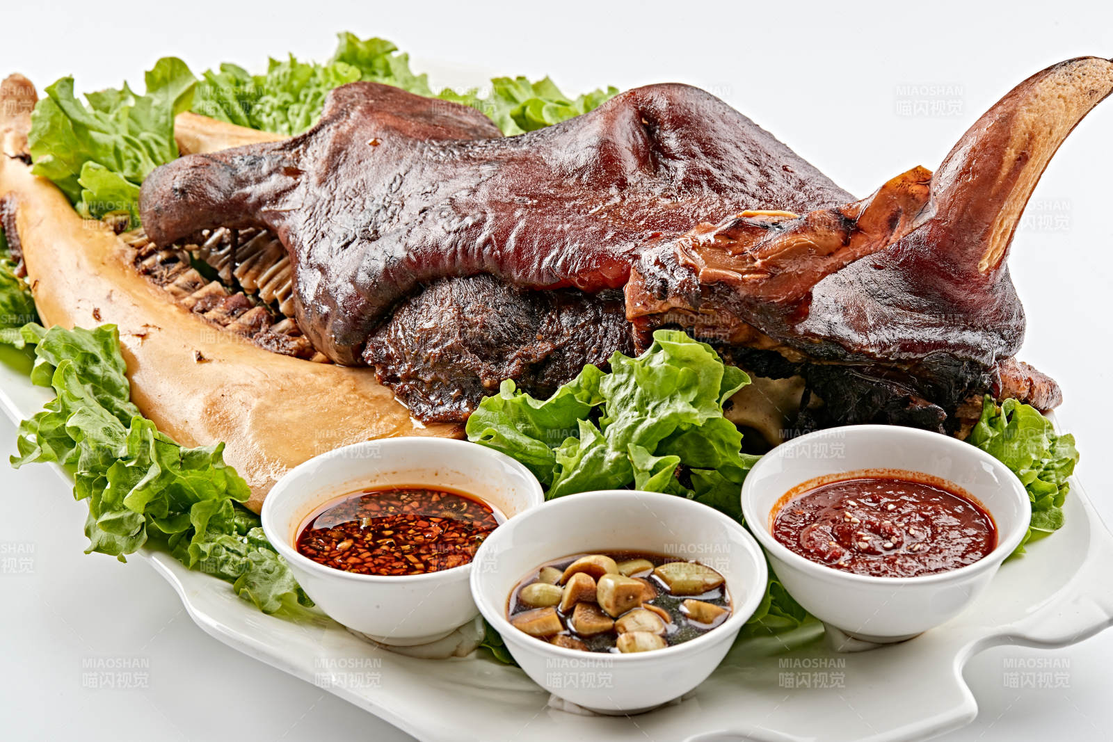 白色瓷盘装的蒙餐卤牛头