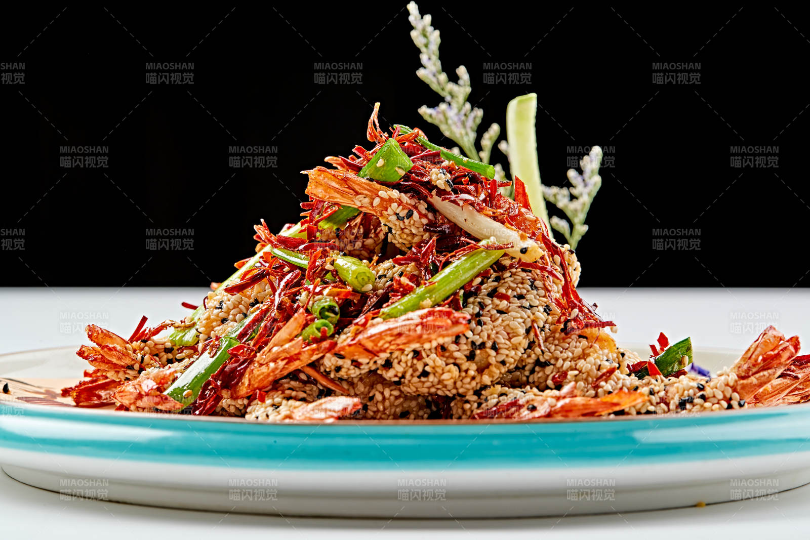 白色瓷盘装的油炸椒盐芝麻深海虾