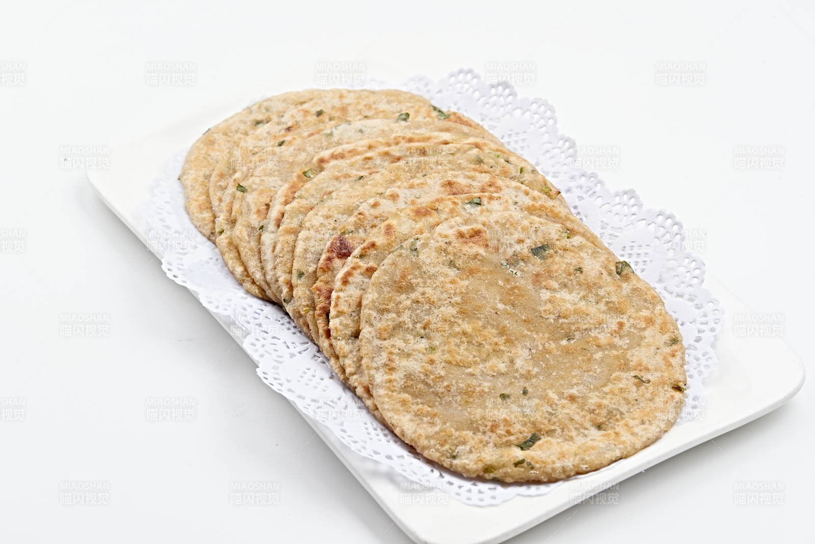 白色瓷盘装的摊野菜饼