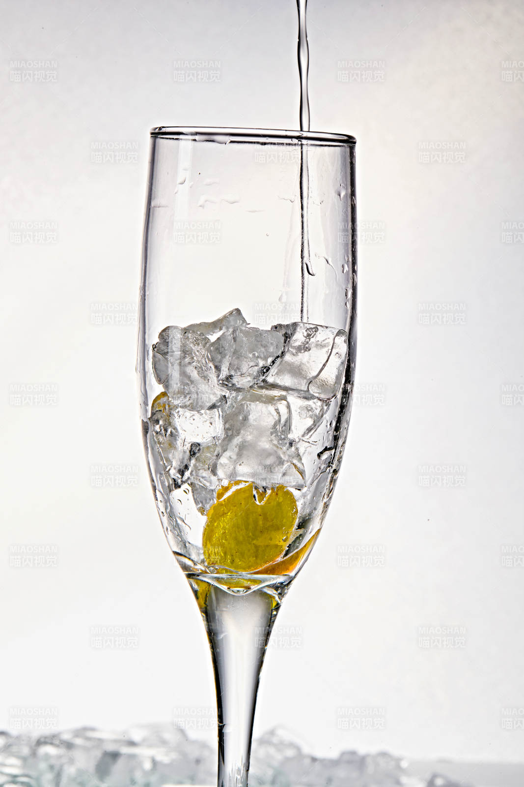 布满冰块的酒杯中的清凉白葡萄味预调酒-摄影图