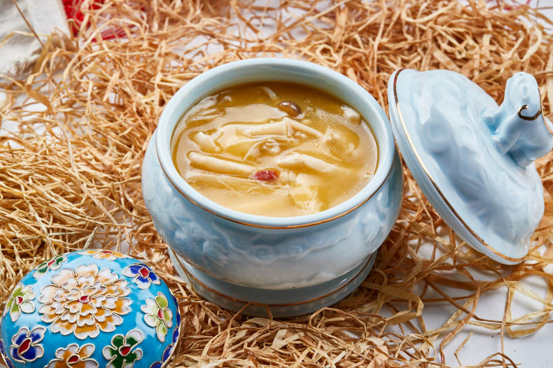 青瓷餐具装的浓汤杂菌佛跳墙