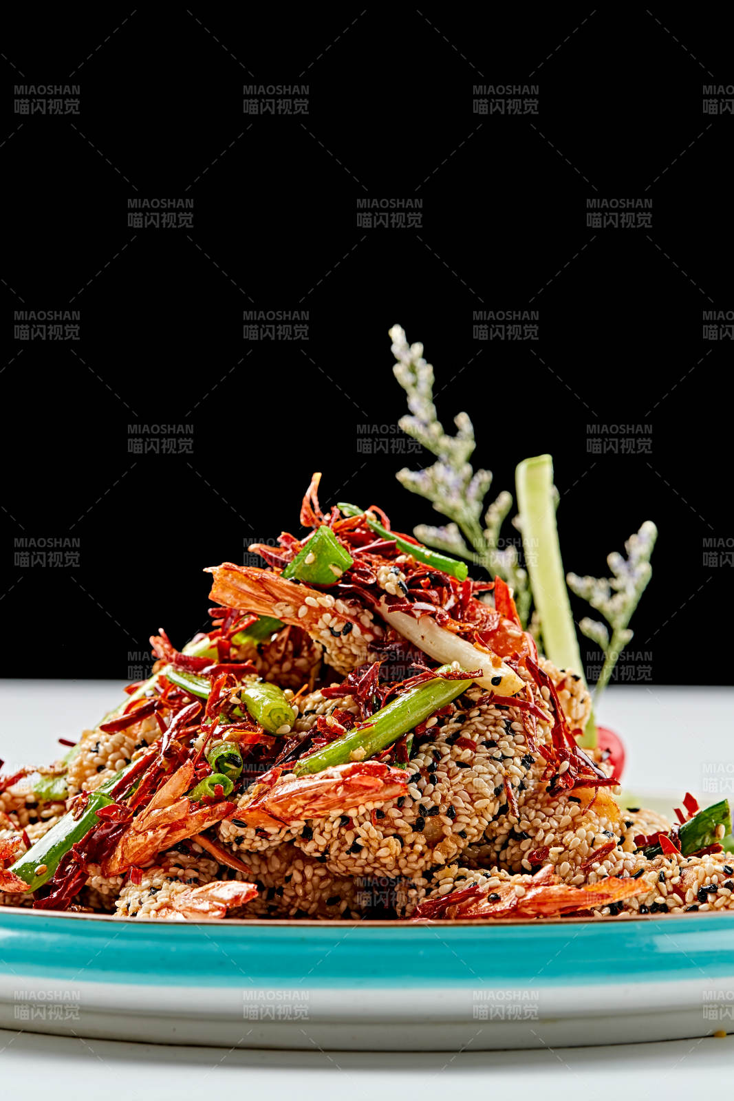 白色瓷盘装的油炸椒盐芝麻深海虾