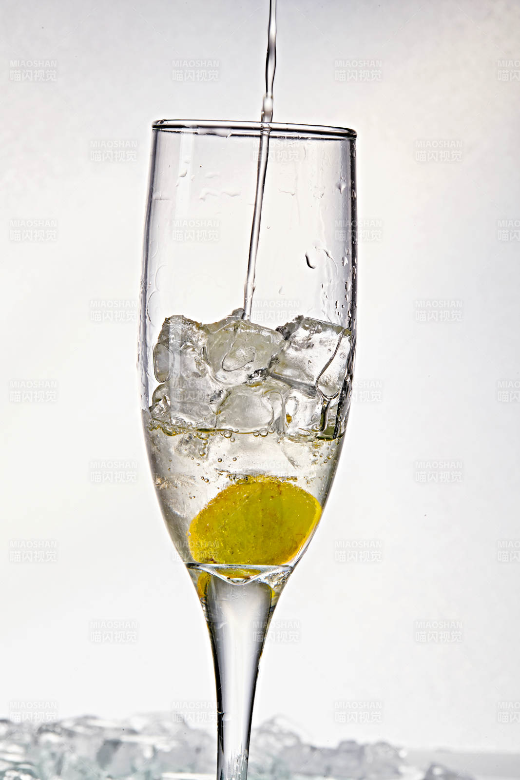 布满冰块的酒杯中的清凉白葡萄味预调酒-摄影图