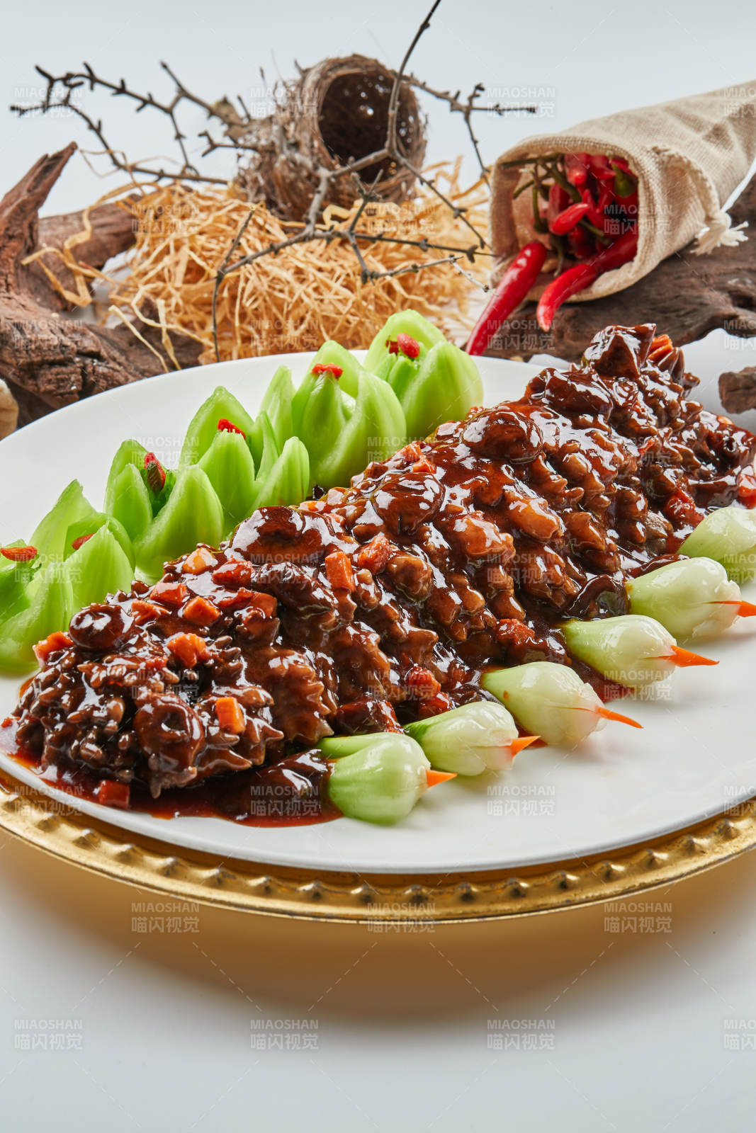 精美餐具装的山珍菌酱寿桃梅花参