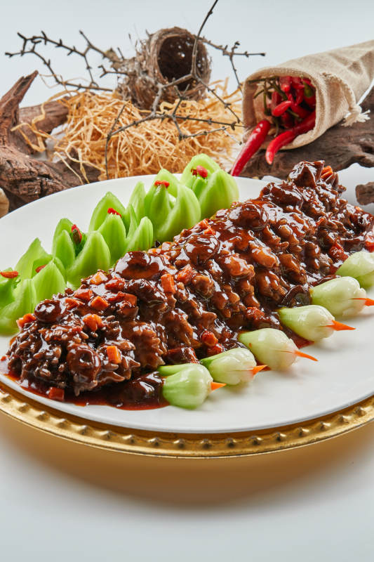 精美餐具装的山珍菌酱寿桃梅花参