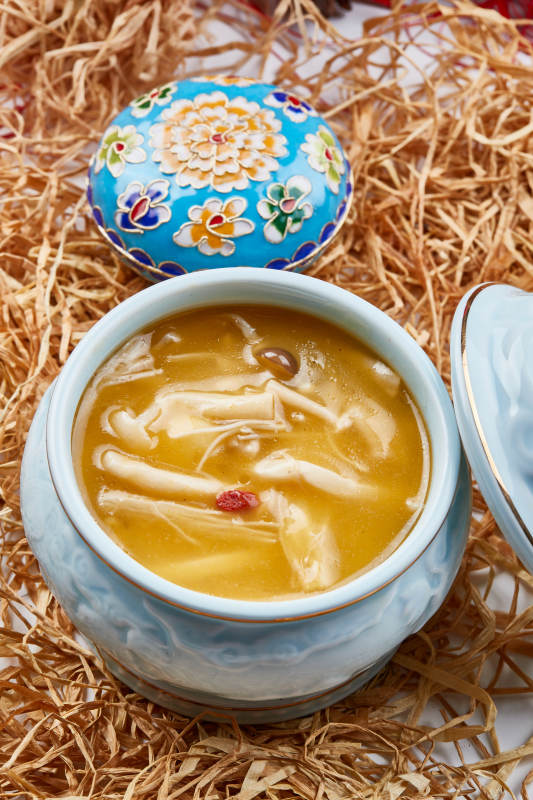 青瓷餐具裝的濃湯雜菌佛跳墻