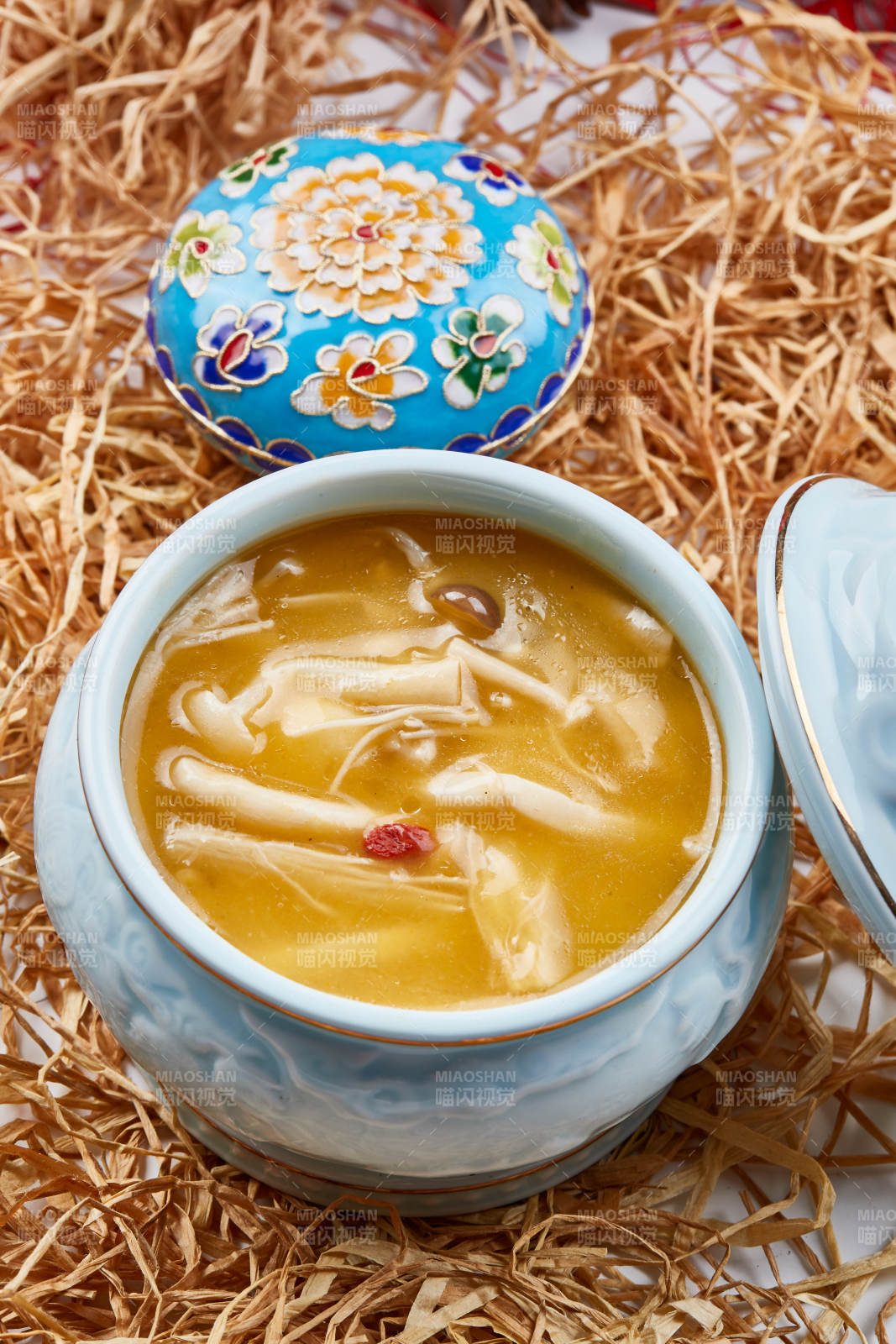 青瓷餐具裝的濃湯雜菌佛跳墻