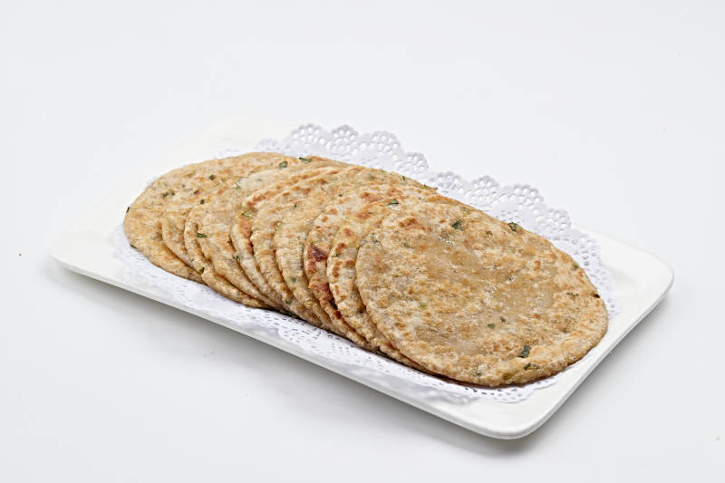 白色瓷盘装的摊野菜饼