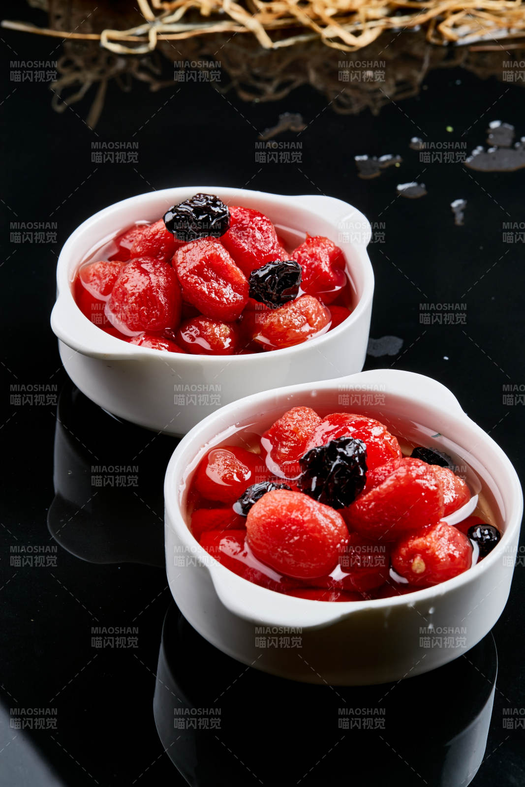 白色瓷碗裝的腌漬糖水烏梅圣女果