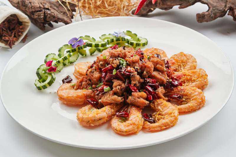 白色瓷盤裝的香辣油炸雞塊開背蝦