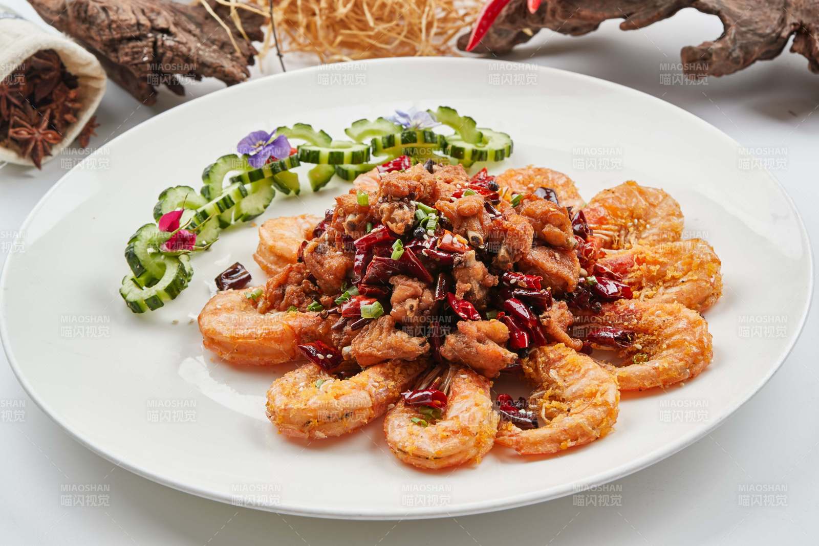 白色瓷盤裝的香辣油炸雞塊開背蝦