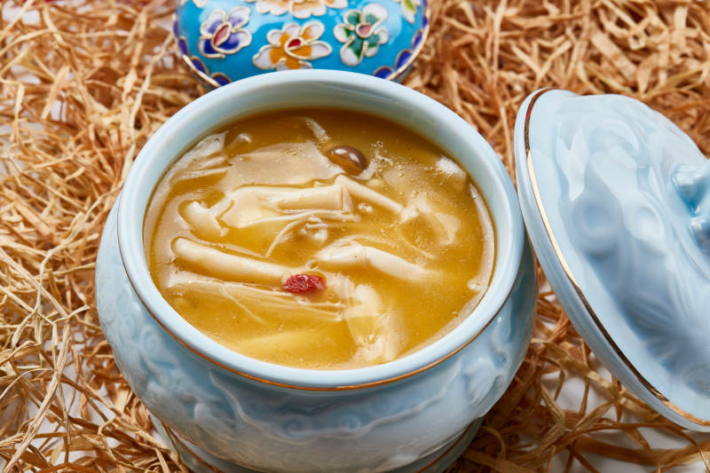 青瓷餐具裝的濃湯雜菌佛跳墻