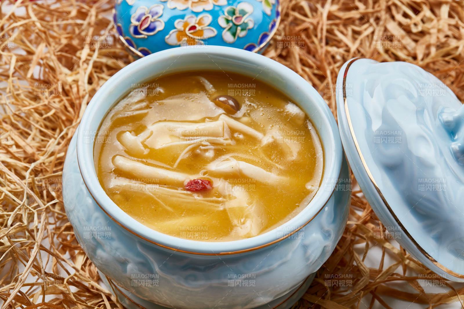 青瓷餐具裝的濃湯雜菌佛跳墻