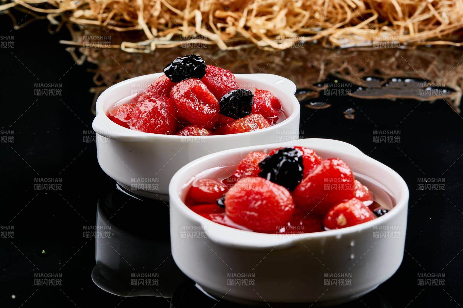 白色瓷碗裝的腌漬糖水烏梅圣女果