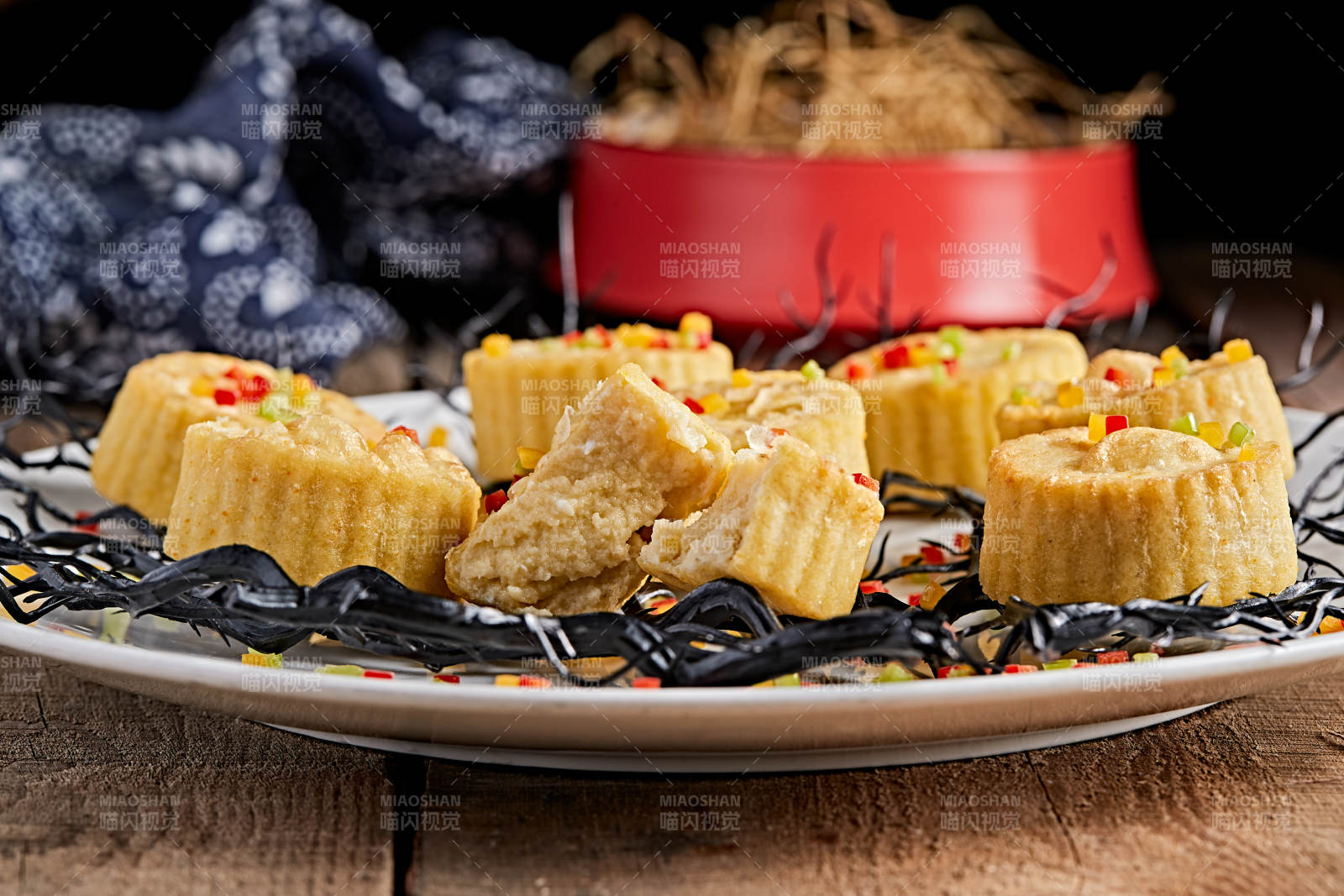 精美餐具装的烘焙土豆泥酥油小月饼