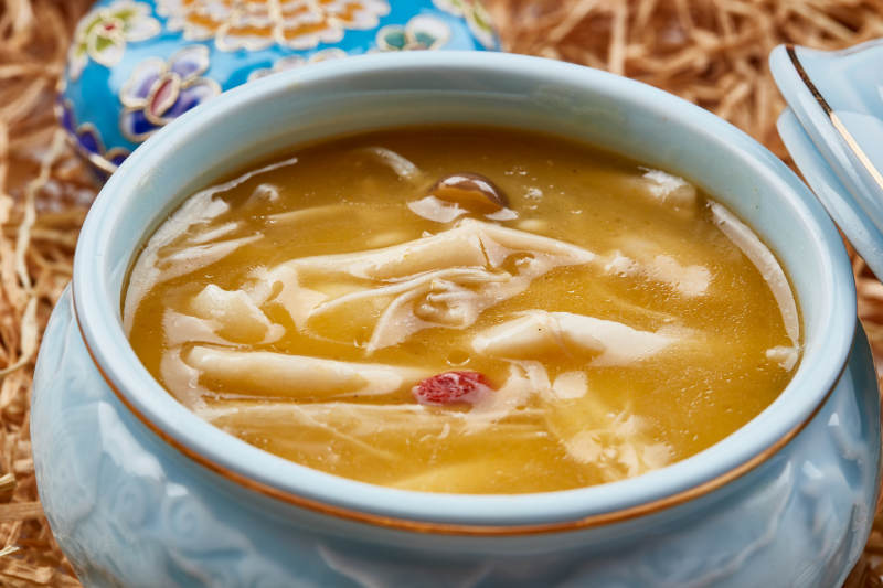 青瓷餐具裝的濃湯雜菌佛跳墻