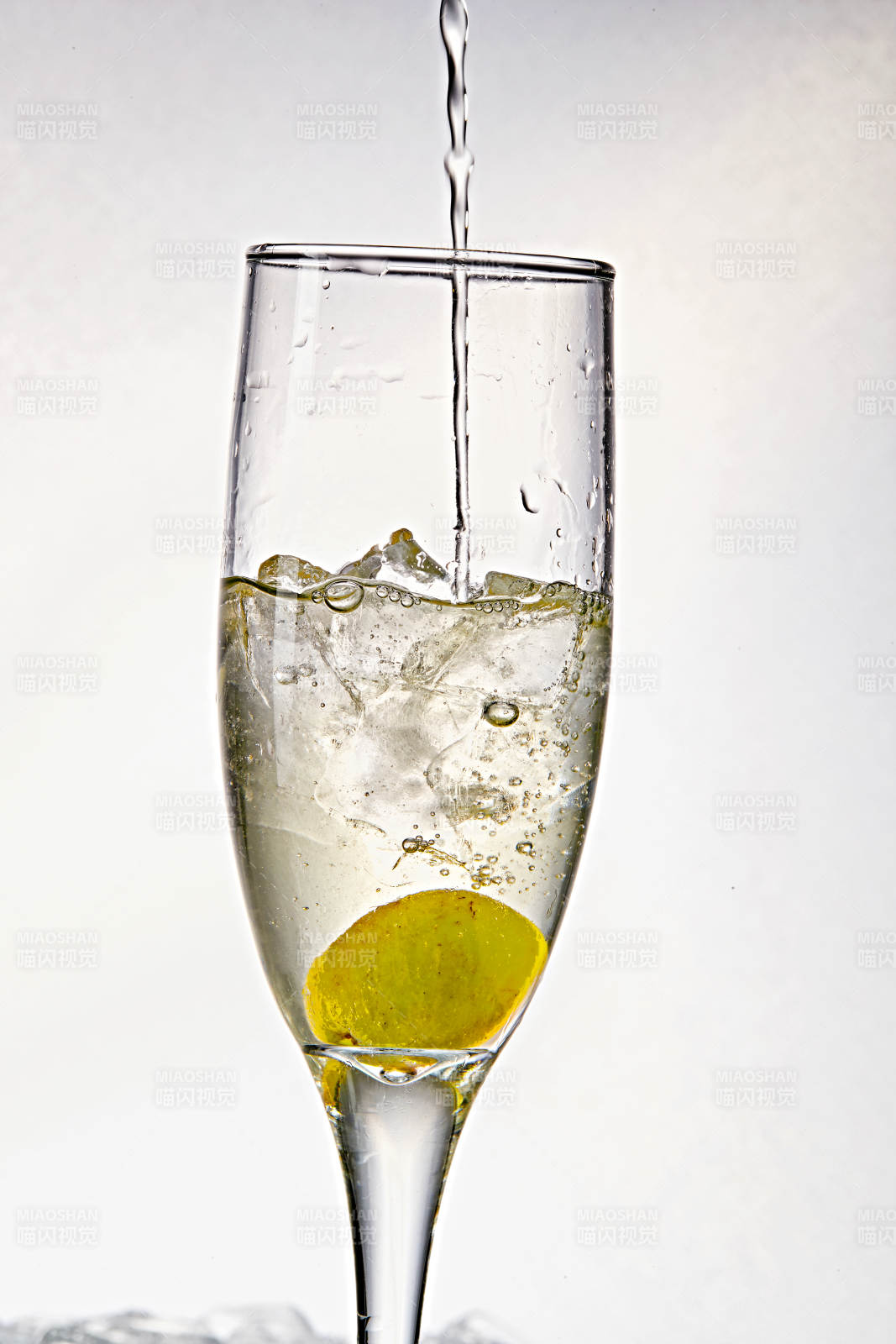 布满冰块的酒杯中的清凉白葡萄味预调酒-摄影图