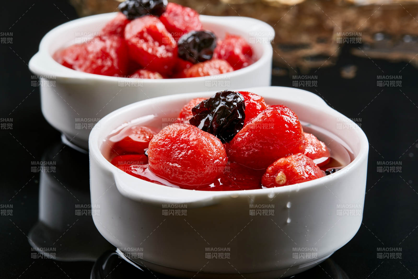 白色瓷碗裝的腌漬糖水烏梅圣女果