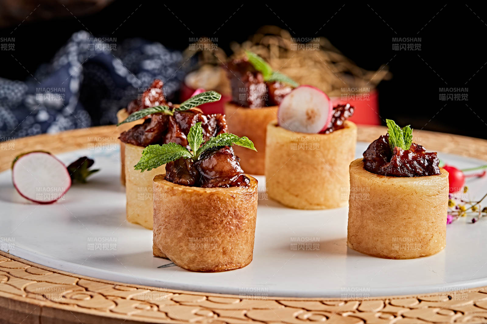 精美餐具装的精致酱烧脱骨牛肋