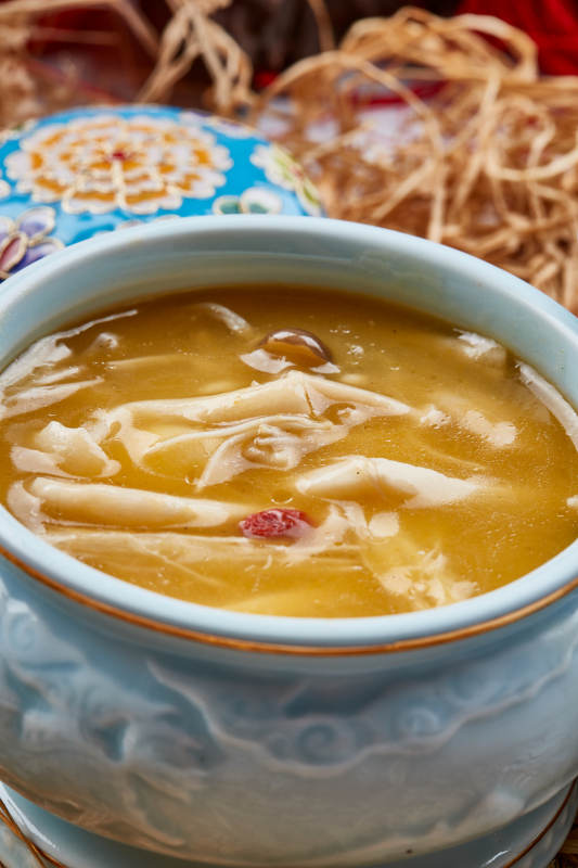 青瓷餐具裝的濃湯雜菌佛跳墻